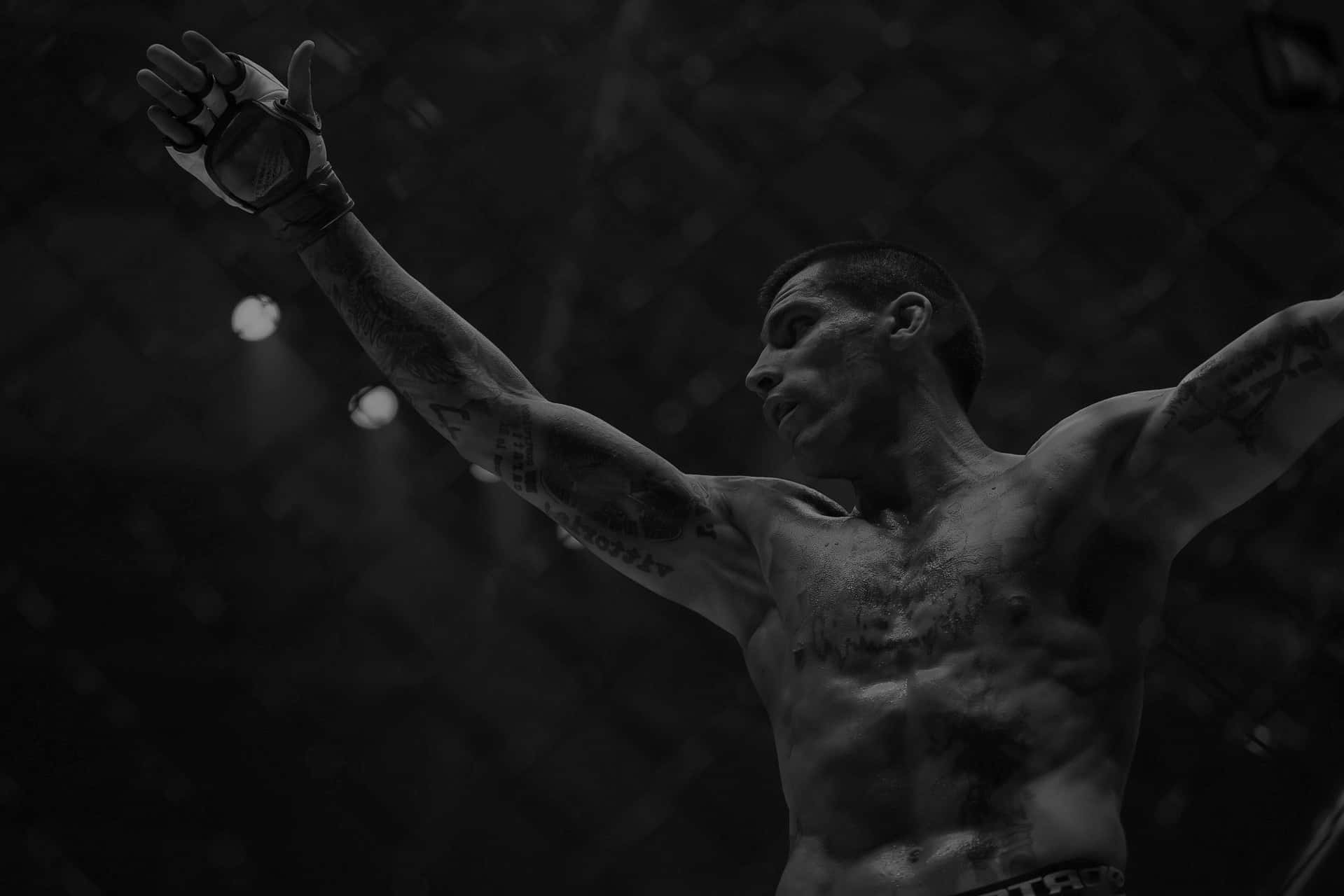 Aleksandar „Joker” Ilić u kavezu, podignutih ruku