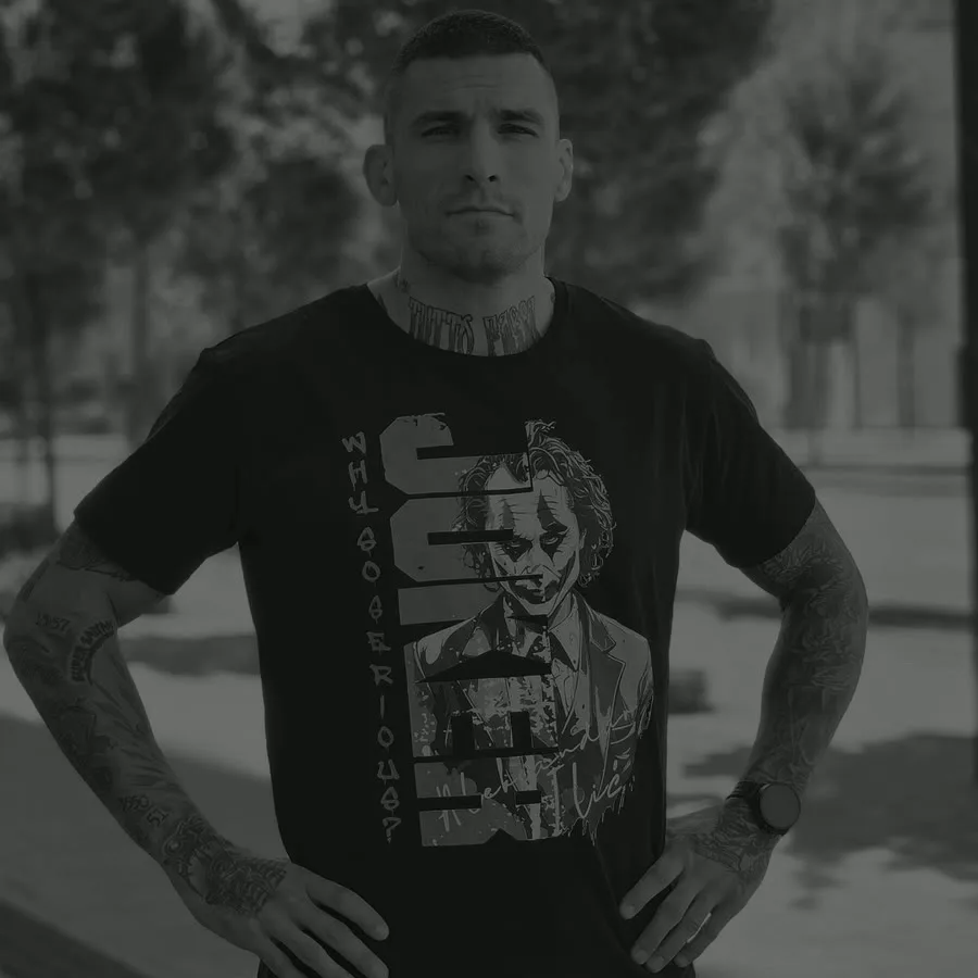 Aleksandar Ilić u Why So Serious majici